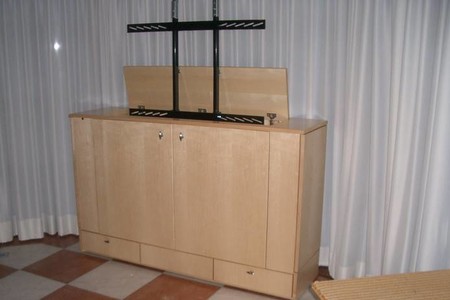 strak tv meubel losstaand in de ruimte met tv-lift
