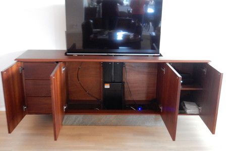 Mahonie tv meubel met ruimte voor audio apparatuur