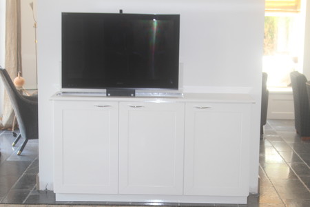 tv-meubel afgespoten en geplaatst